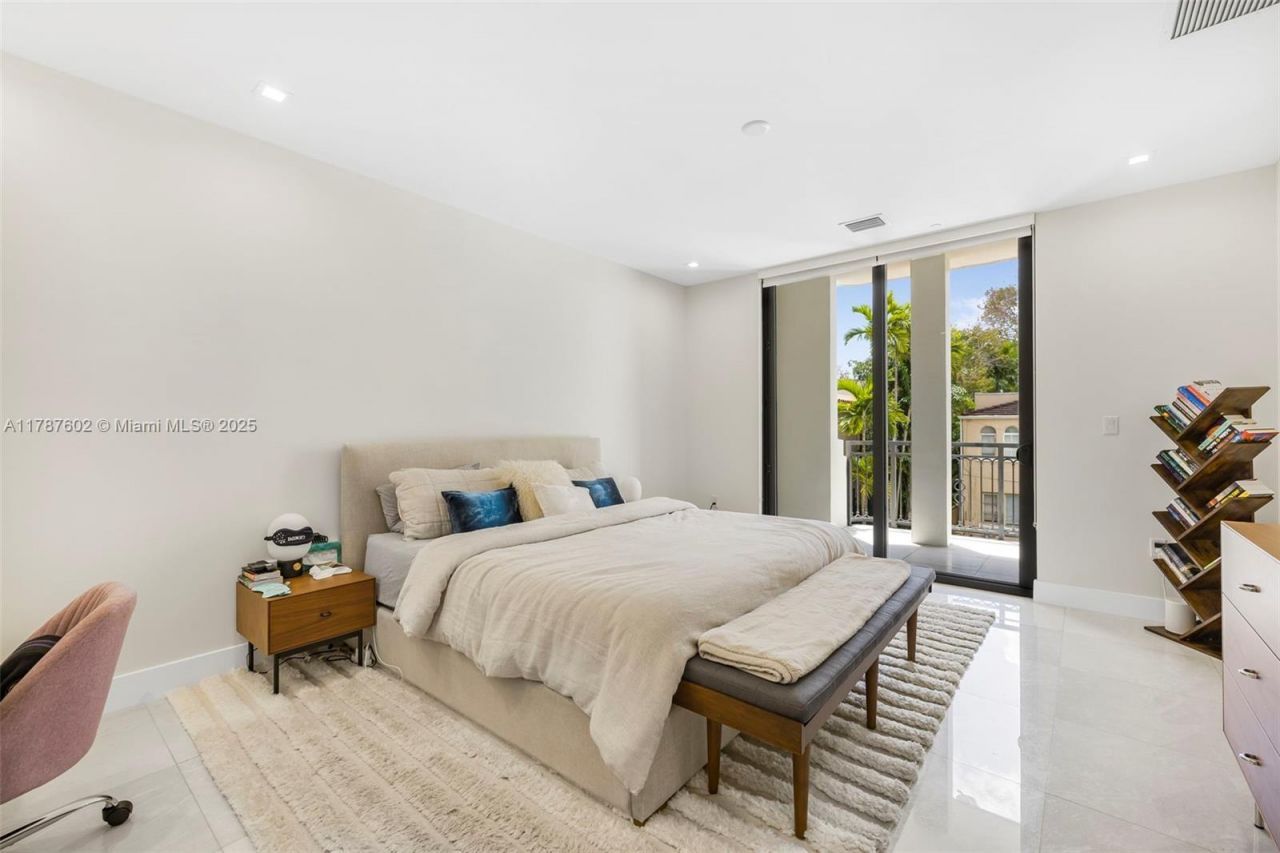 718 Valencia Ave, Unit 206, Coral Gables, FL 33134 Photo