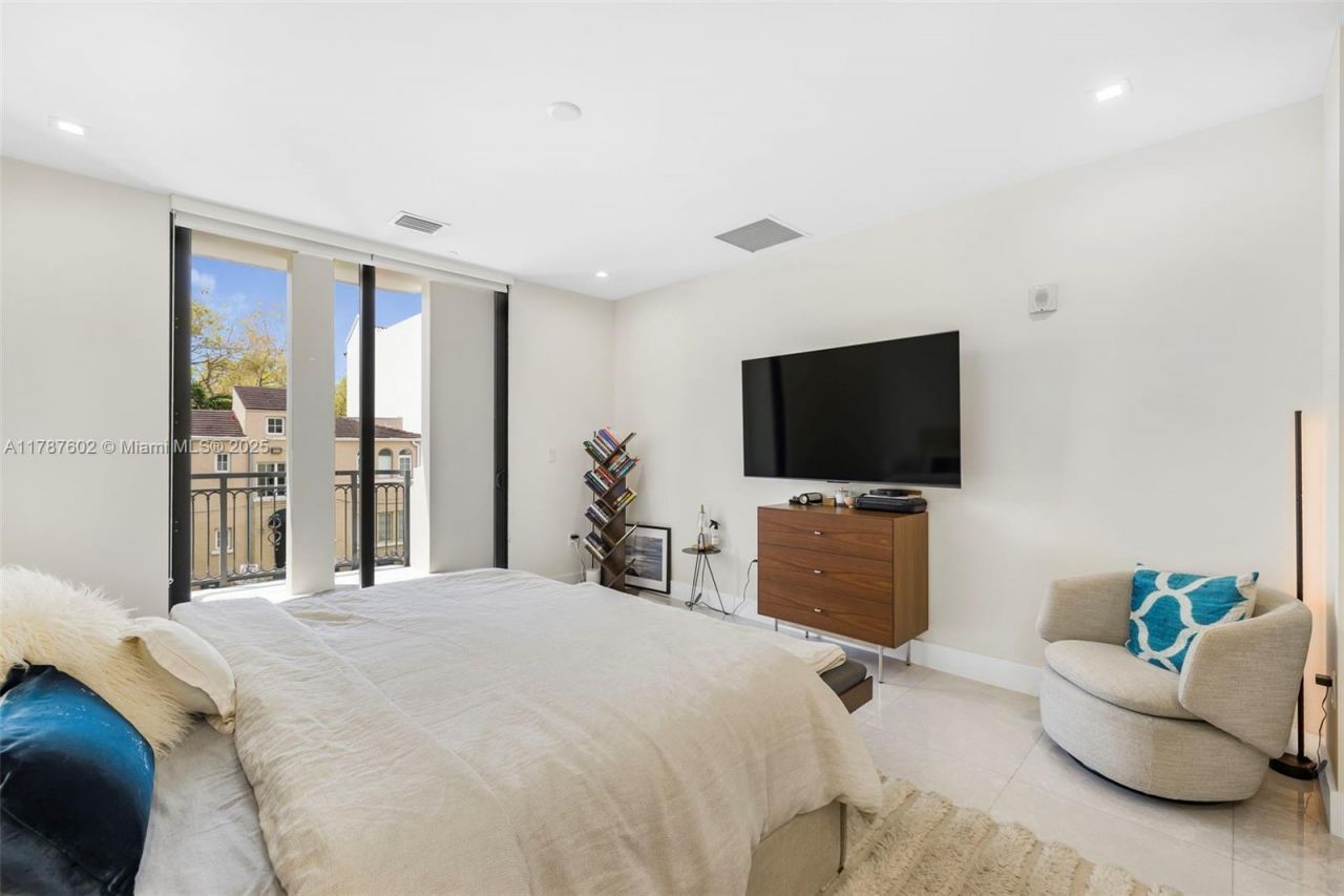 718 Valencia Ave, Unit 206, Coral Gables, FL 33134 Photo