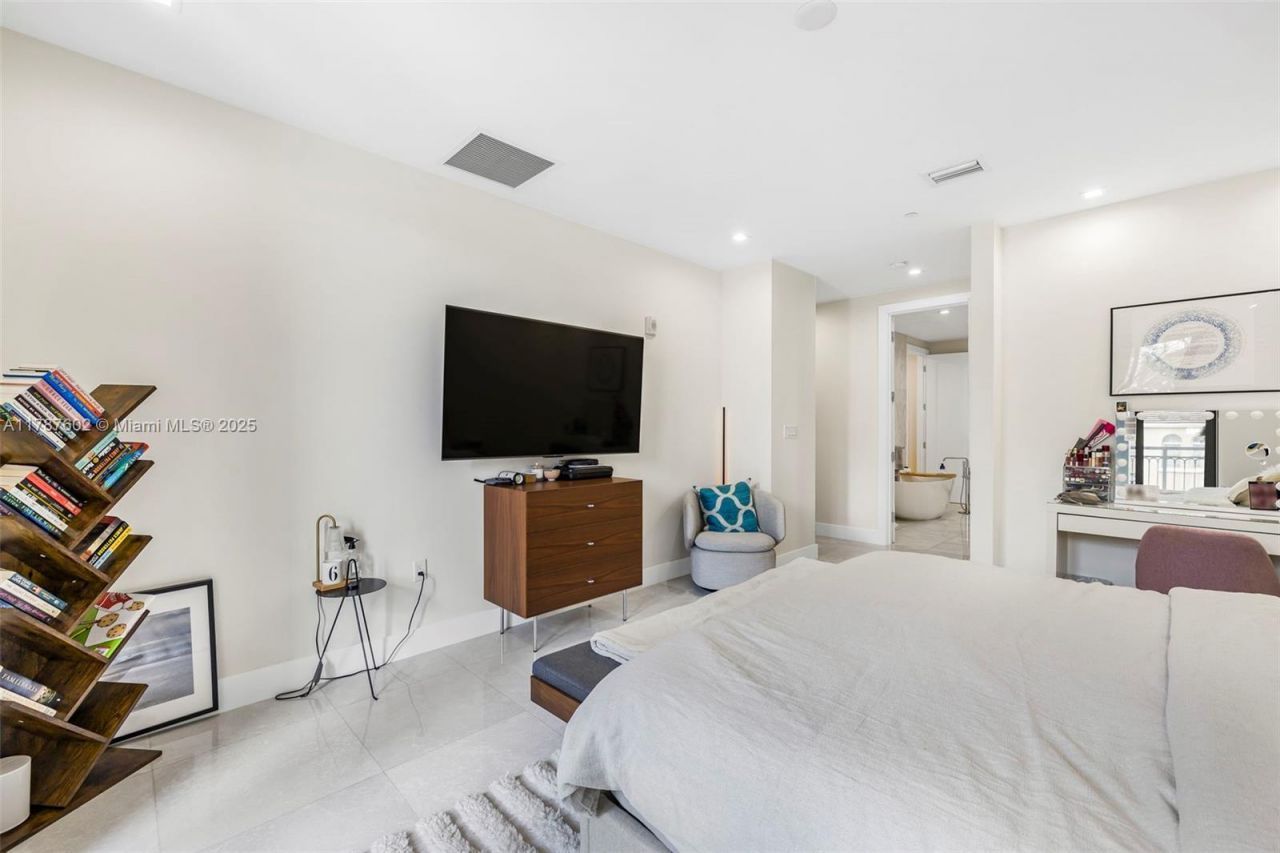 718 Valencia Ave, Unit 206, Coral Gables, FL 33134 Photo