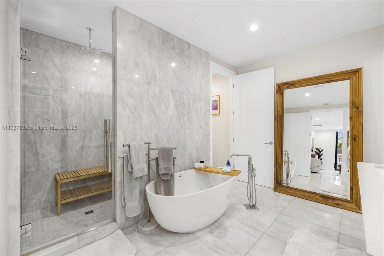 718 Valencia Ave, Unit 206, Coral Gables, FL 33134 Photo