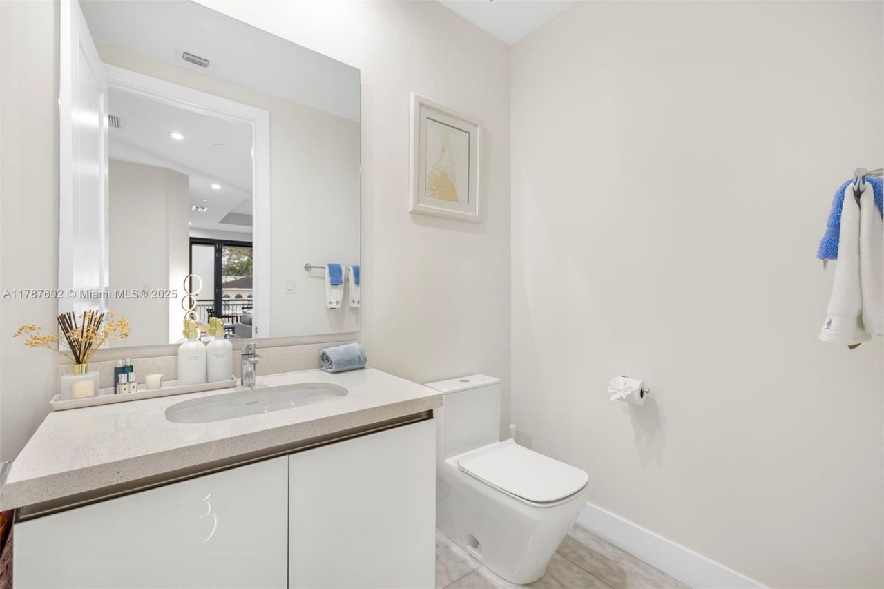 718 Valencia Ave, Unit 206, Coral Gables, FL 33134 Photo