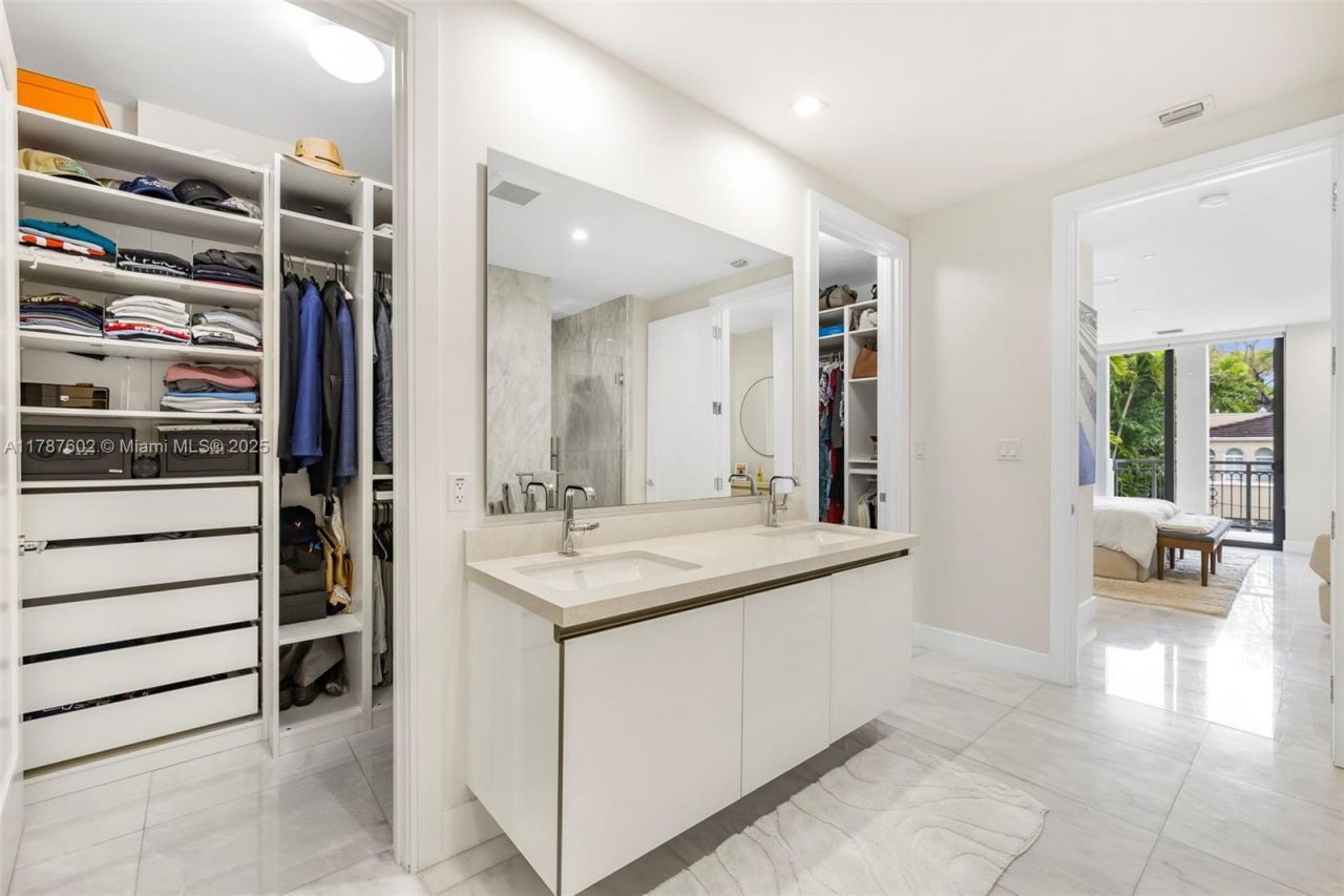 718 Valencia Ave, Unit 206, Coral Gables, FL 33134 Photo