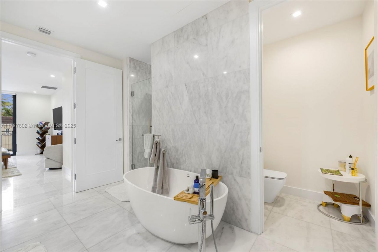 718 Valencia Ave, Unit 206, Coral Gables, FL 33134 Photo