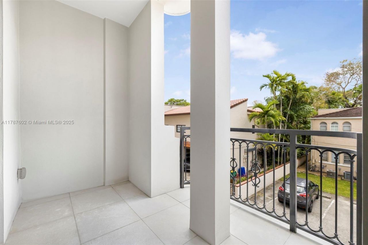 718 Valencia Ave, Unit 206, Coral Gables, FL 33134 Photo