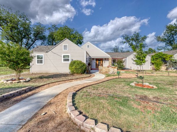 1100 N High, Uvalde, TX 78801