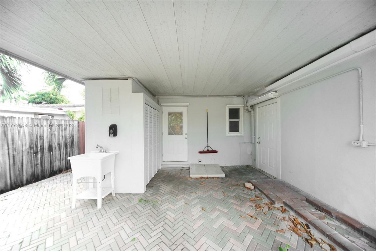 621 Hudson Rd, West Palm Beach, FL 33405 Photo