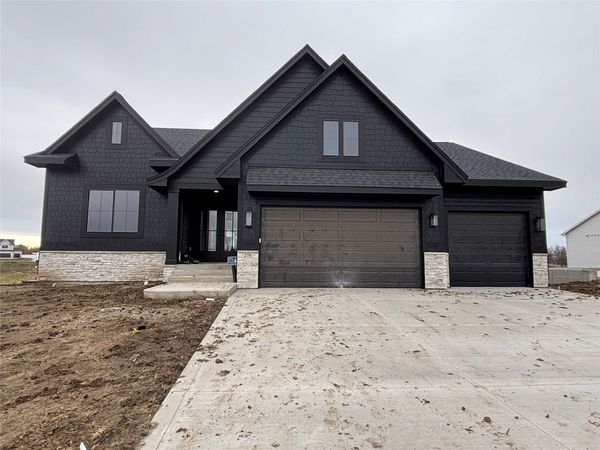 275 NW Copperleaf Court, Waukee, IA 50263