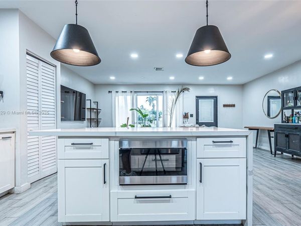 30 NW 152nd St, Miami, FL 33169