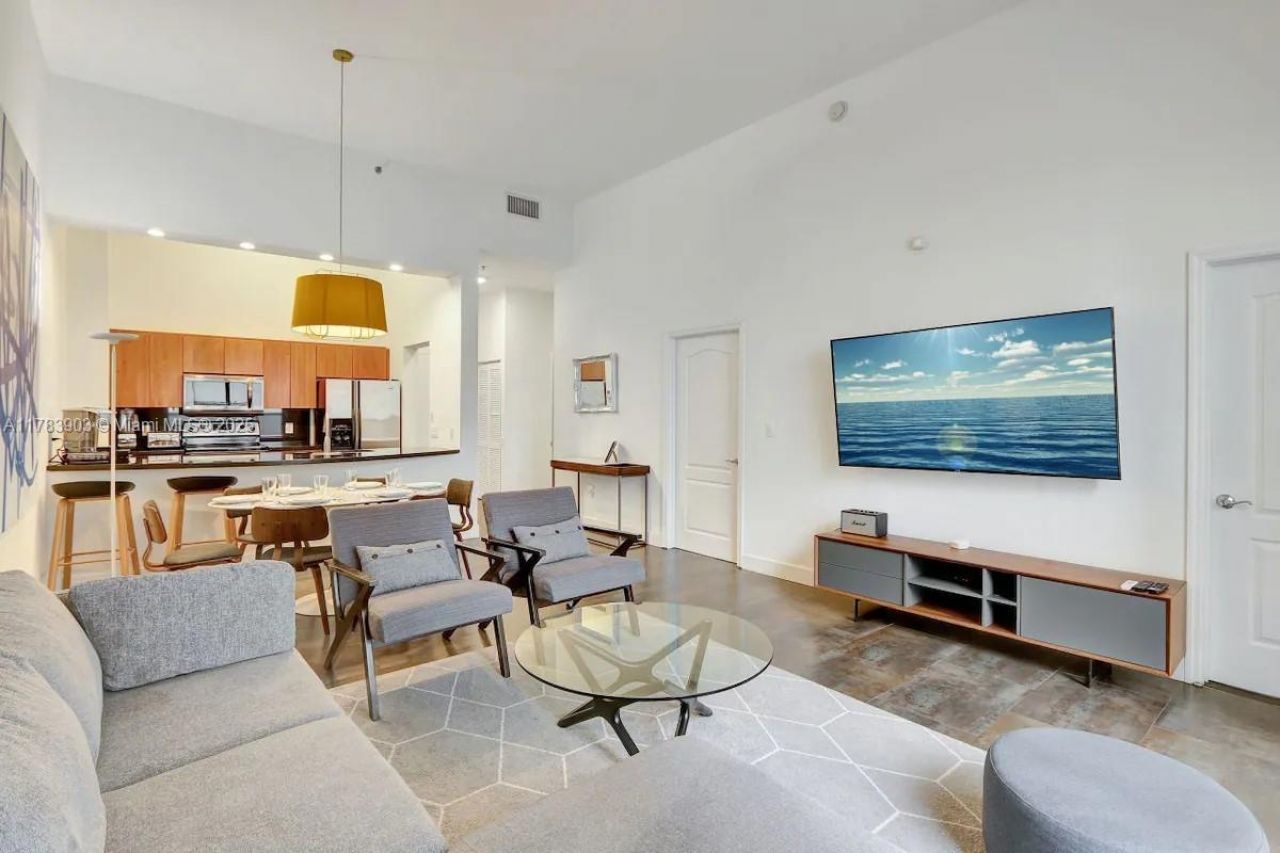 1200 Brickell Bay Dr, Unit 1404, Miami, FL 33131 Photo