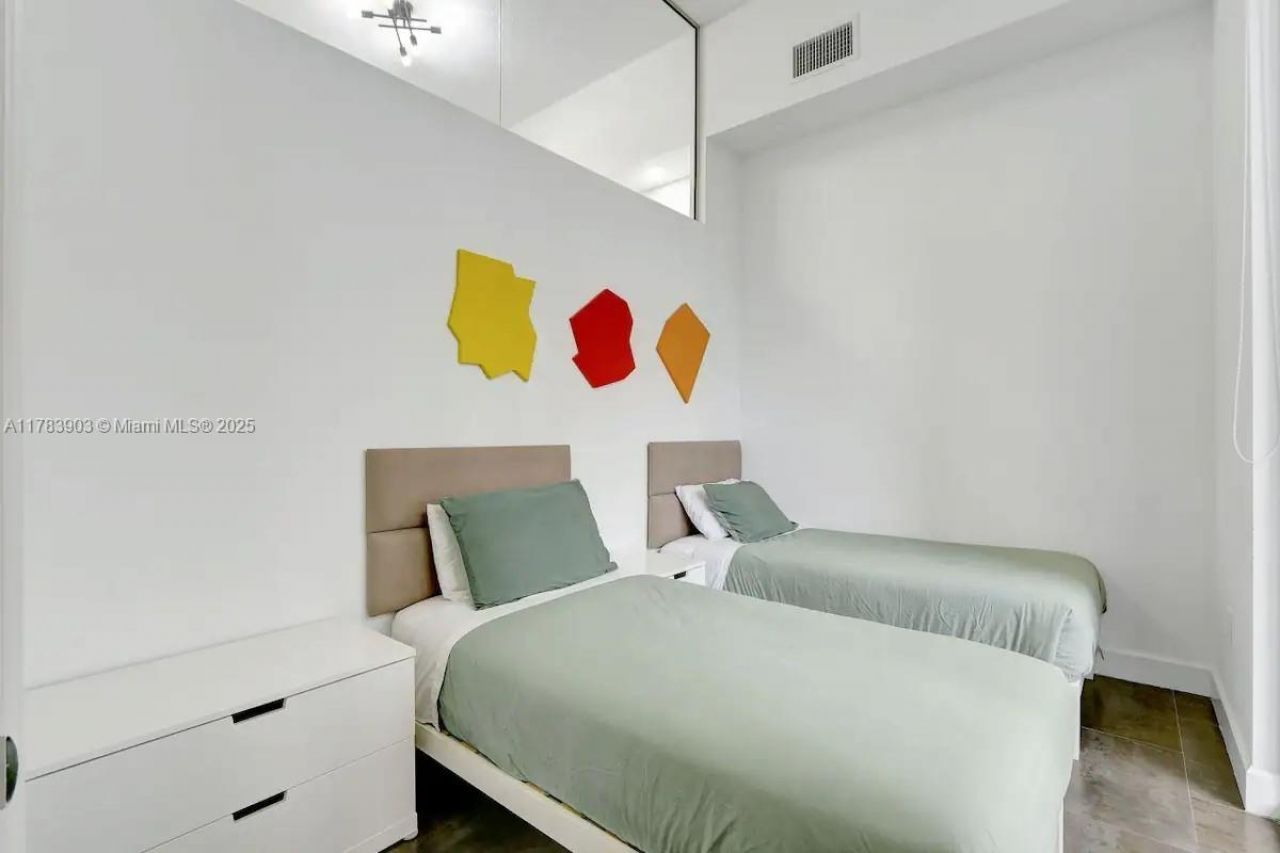 1200 Brickell Bay Dr, Unit 1404, Miami, FL 33131 Photo