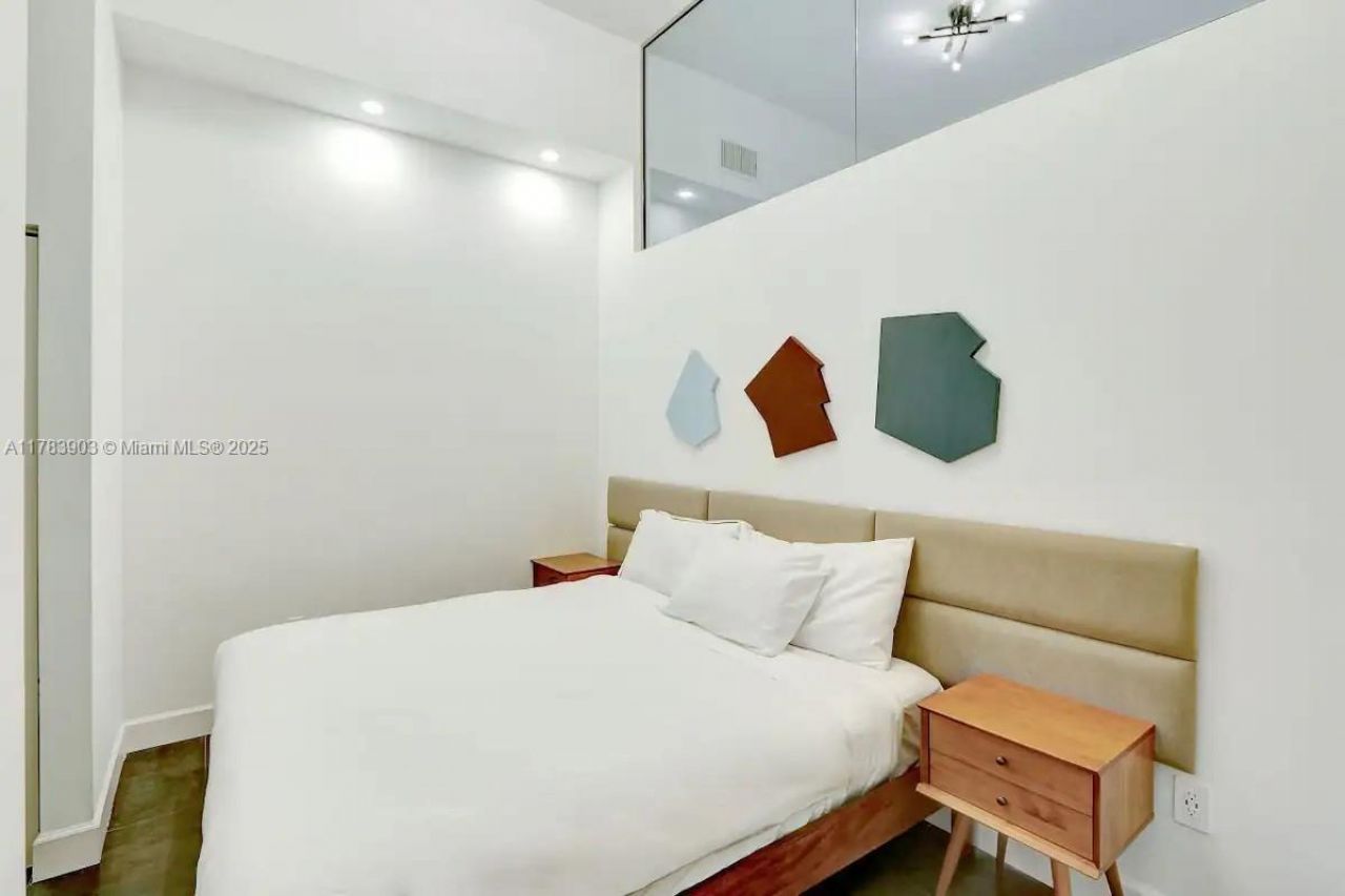 1200 Brickell Bay Dr, Unit 1404, Miami, FL 33131 Photo