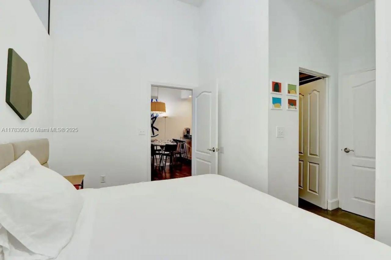 1200 Brickell Bay Dr, Unit 1404, Miami, FL 33131 Photo