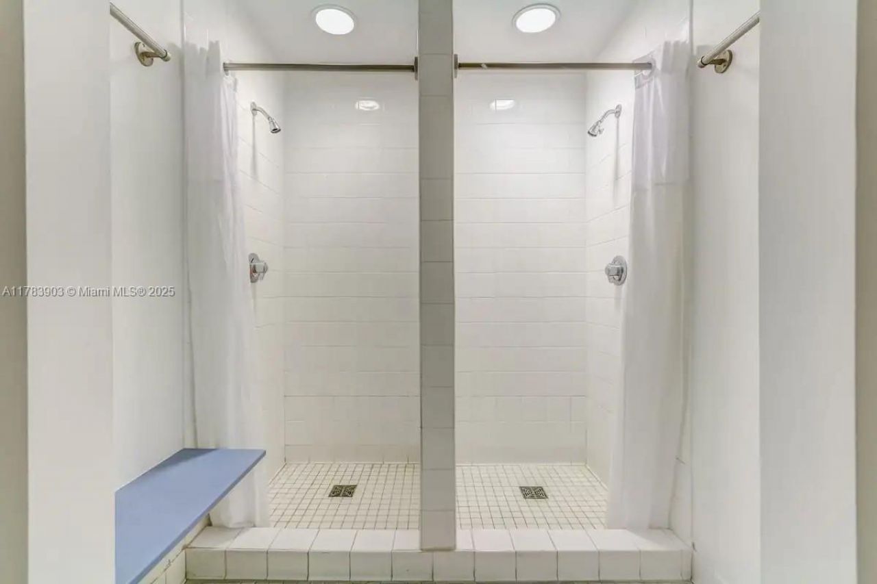 1200 Brickell Bay Dr, Unit 1404, Miami, FL 33131 Photo