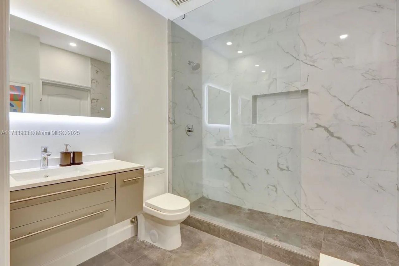 1200 Brickell Bay Dr, Unit 1404, Miami, FL 33131 Photo