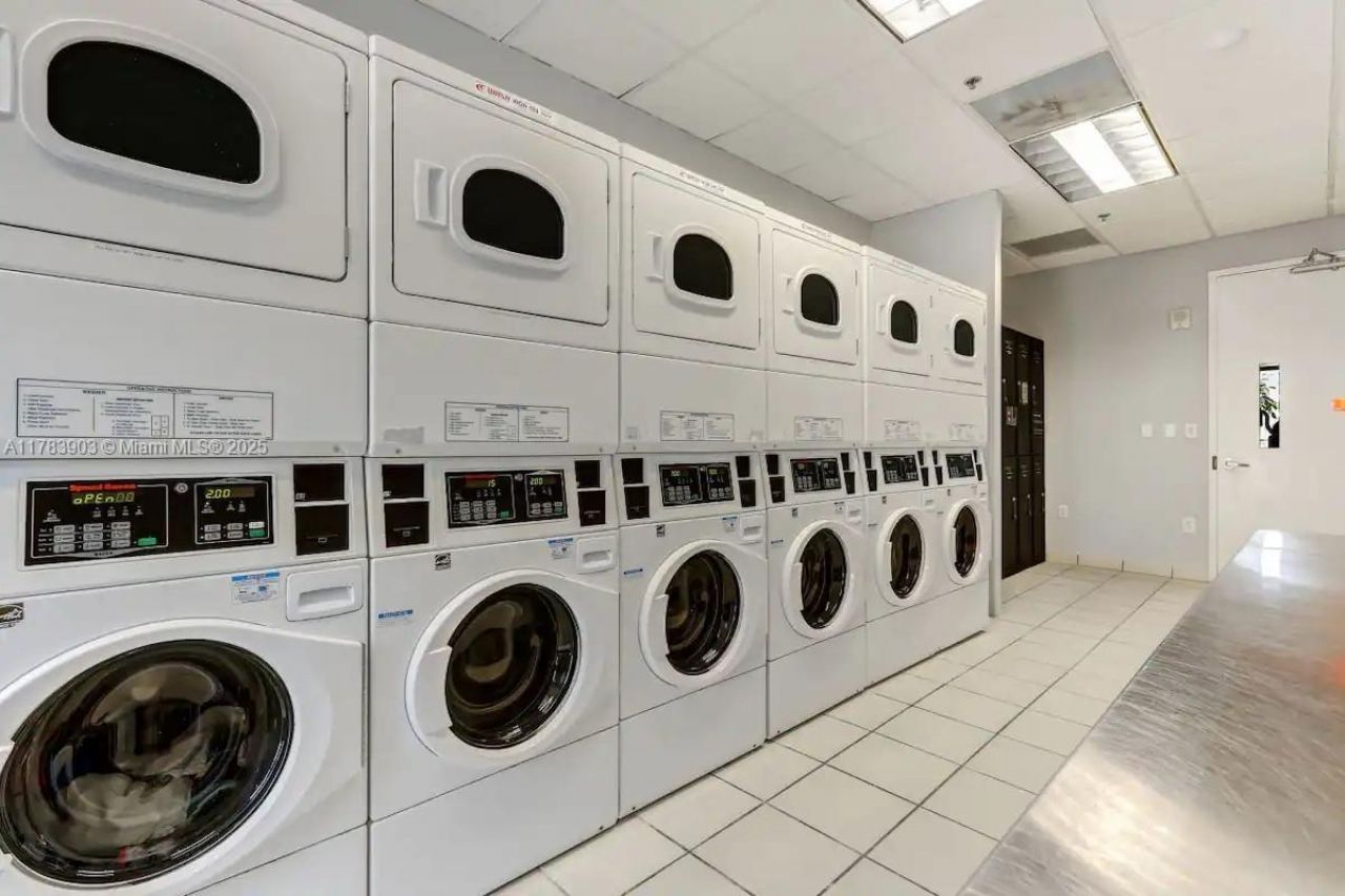 1200 Brickell Bay Dr, Unit 1404, Miami, FL 33131 Photo