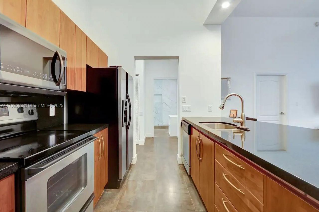 1200 Brickell Bay Dr, Unit 1404, Miami, FL 33131 Photo