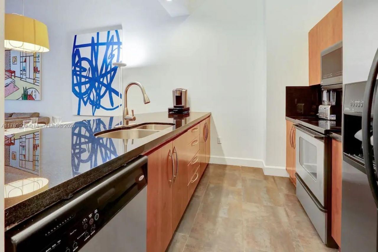 1200 Brickell Bay Dr, Unit 1404, Miami, FL 33131 Photo