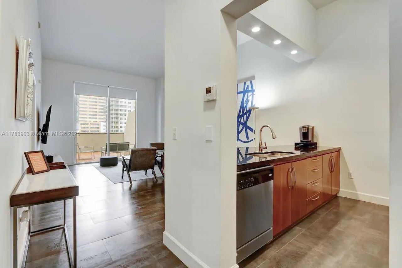 1200 Brickell Bay Dr, Unit 1404, Miami, FL 33131 Photo