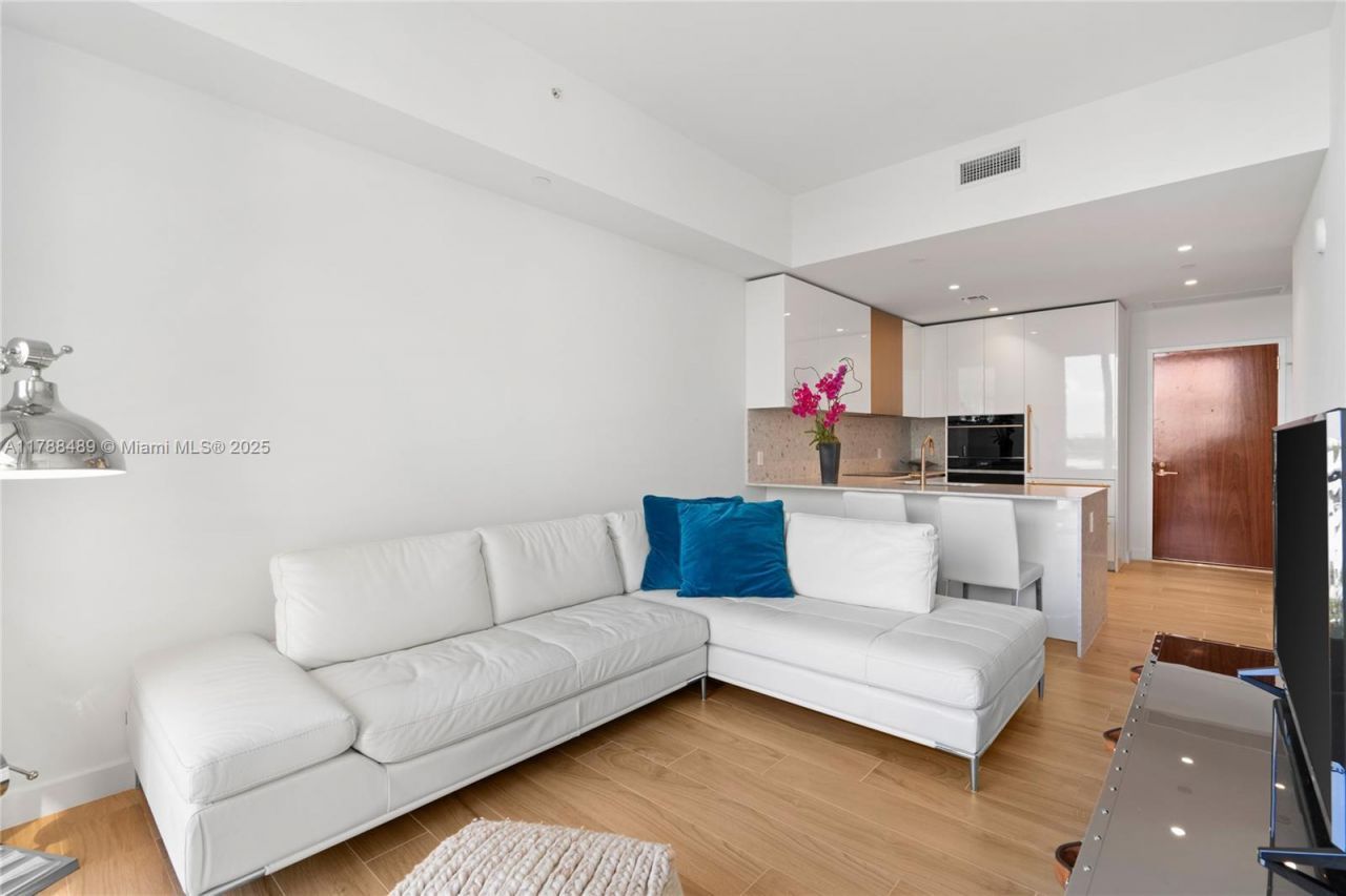 2678 Tigertail Ave, Unit 615, Miami, FL 33133 Photo