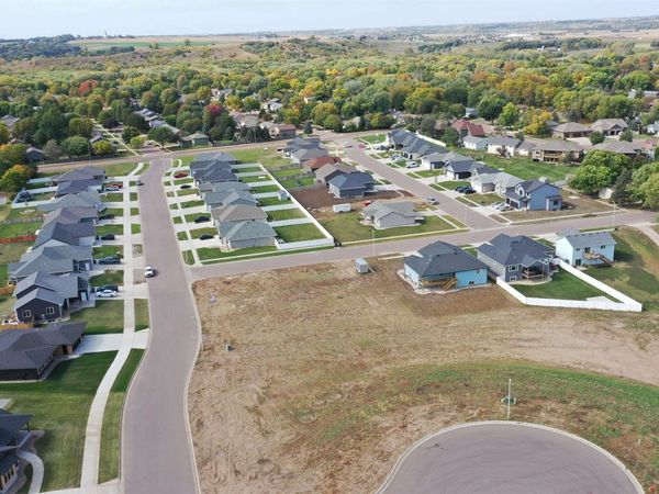 1204 S Oakland Cir, Brandon, SD 57005