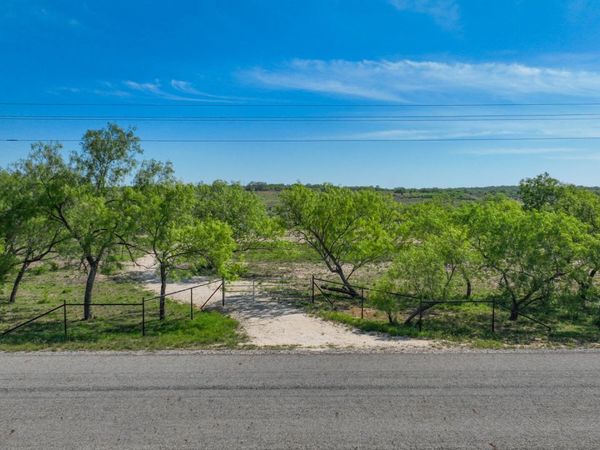 2004 CR 3000, Pearsall, TX 78061