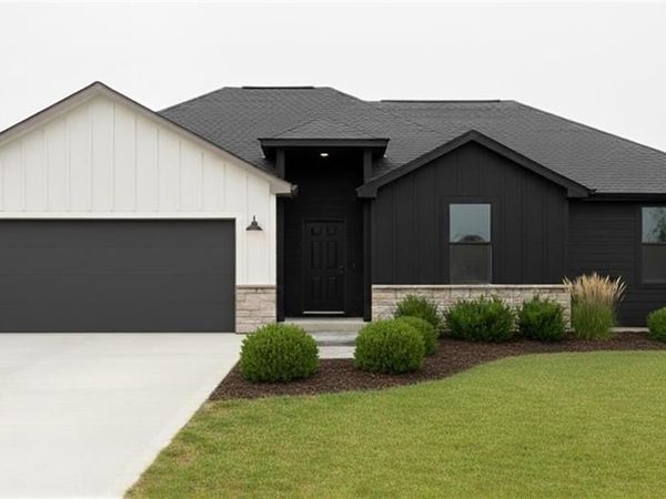 612 SE 21st Street, Oak Grove, MO 64075