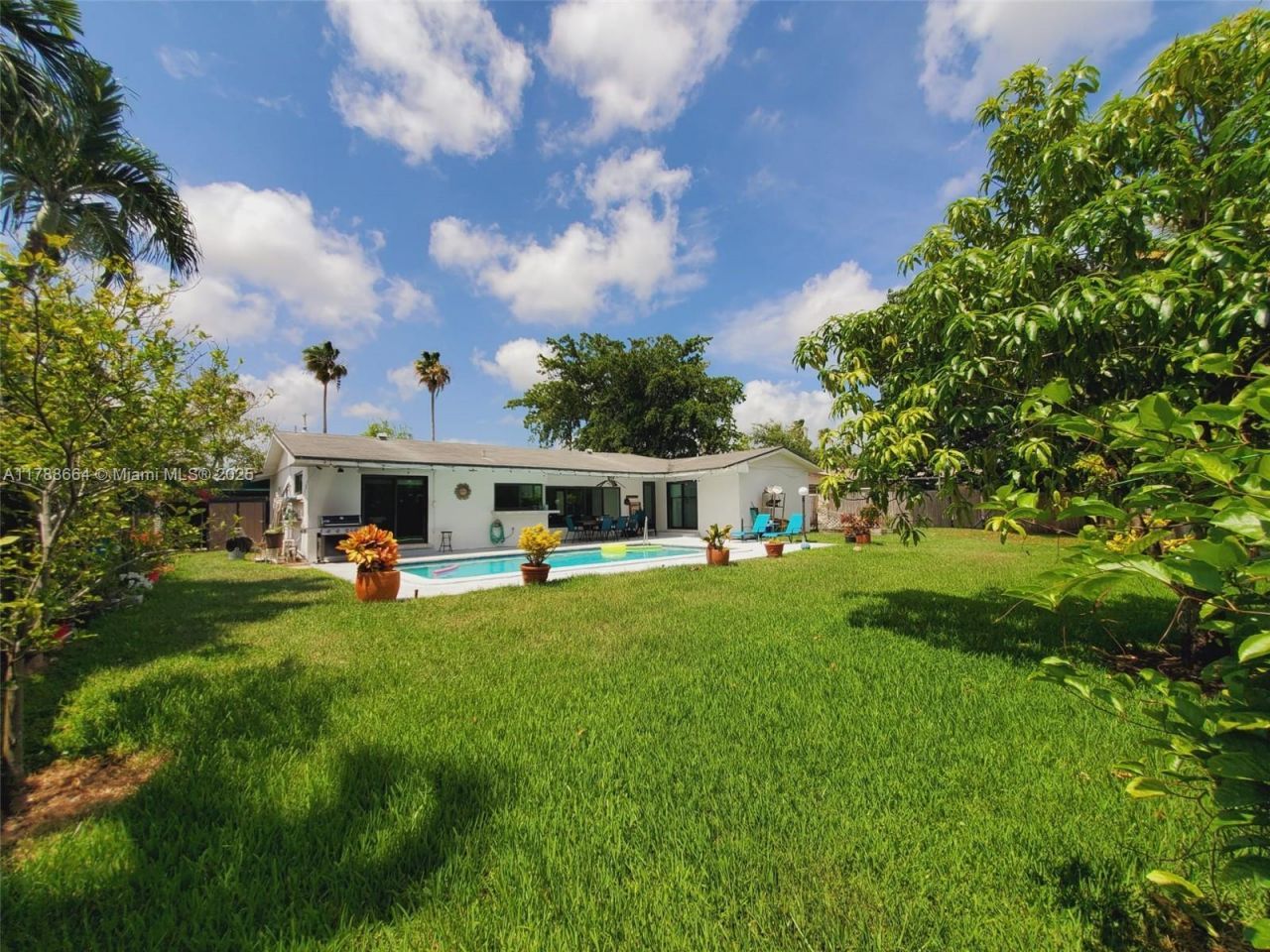 2020 NE 203rd St, Miami, FL 33179 Photo