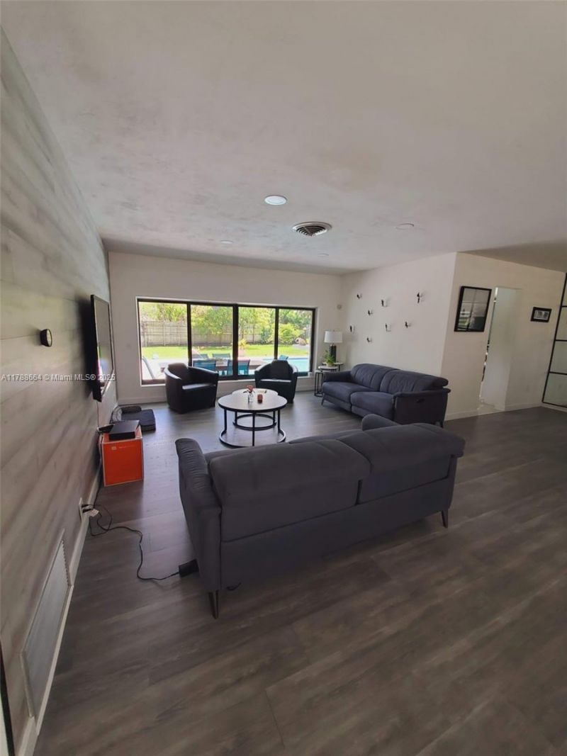 2020 NE 203rd St, Miami, FL 33179 Photo