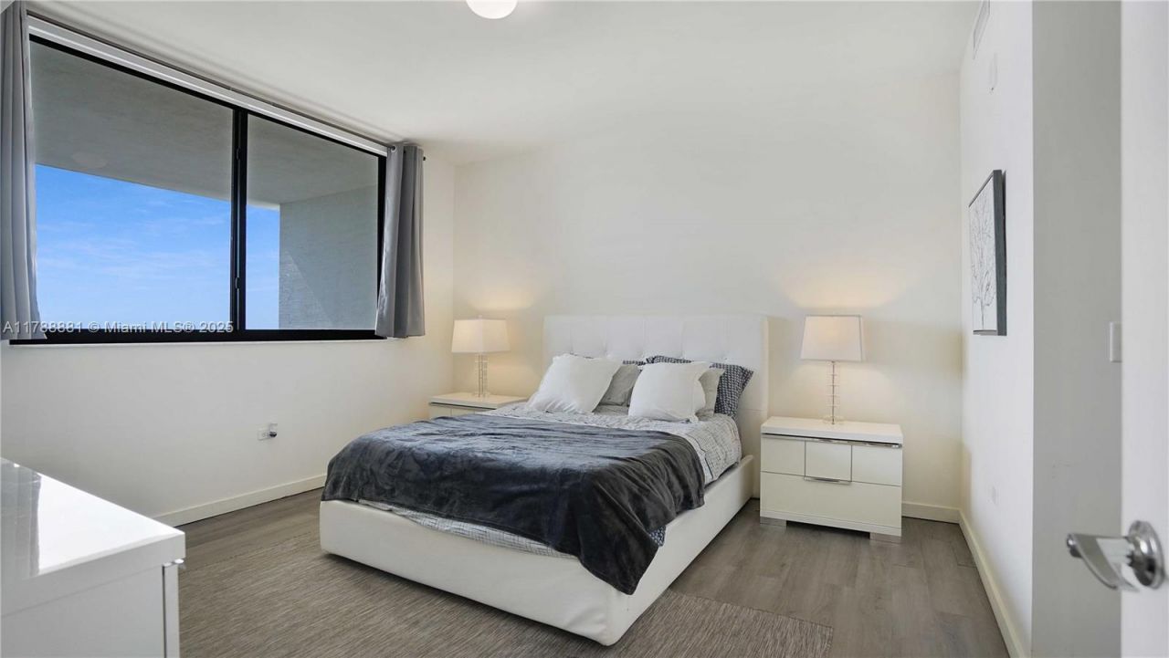 999 SW 1 Ave, Unit 2313, Miami, FL 33131 Photo