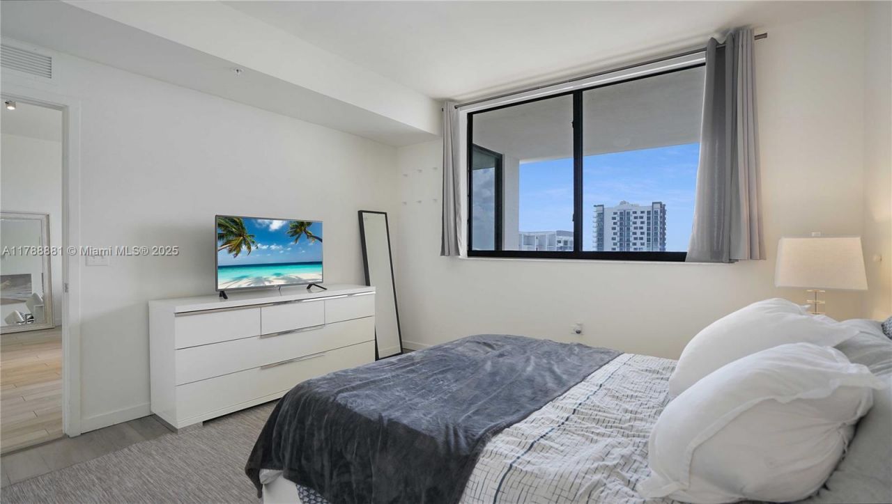 999 SW 1 Ave, Unit 2313, Miami, FL 33131 Photo