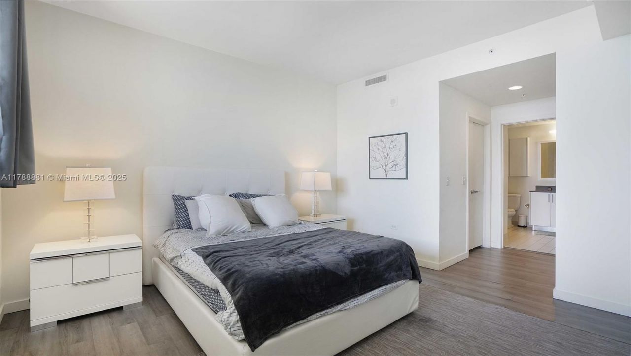 999 SW 1 Ave, Unit 2313, Miami, FL 33131 Photo