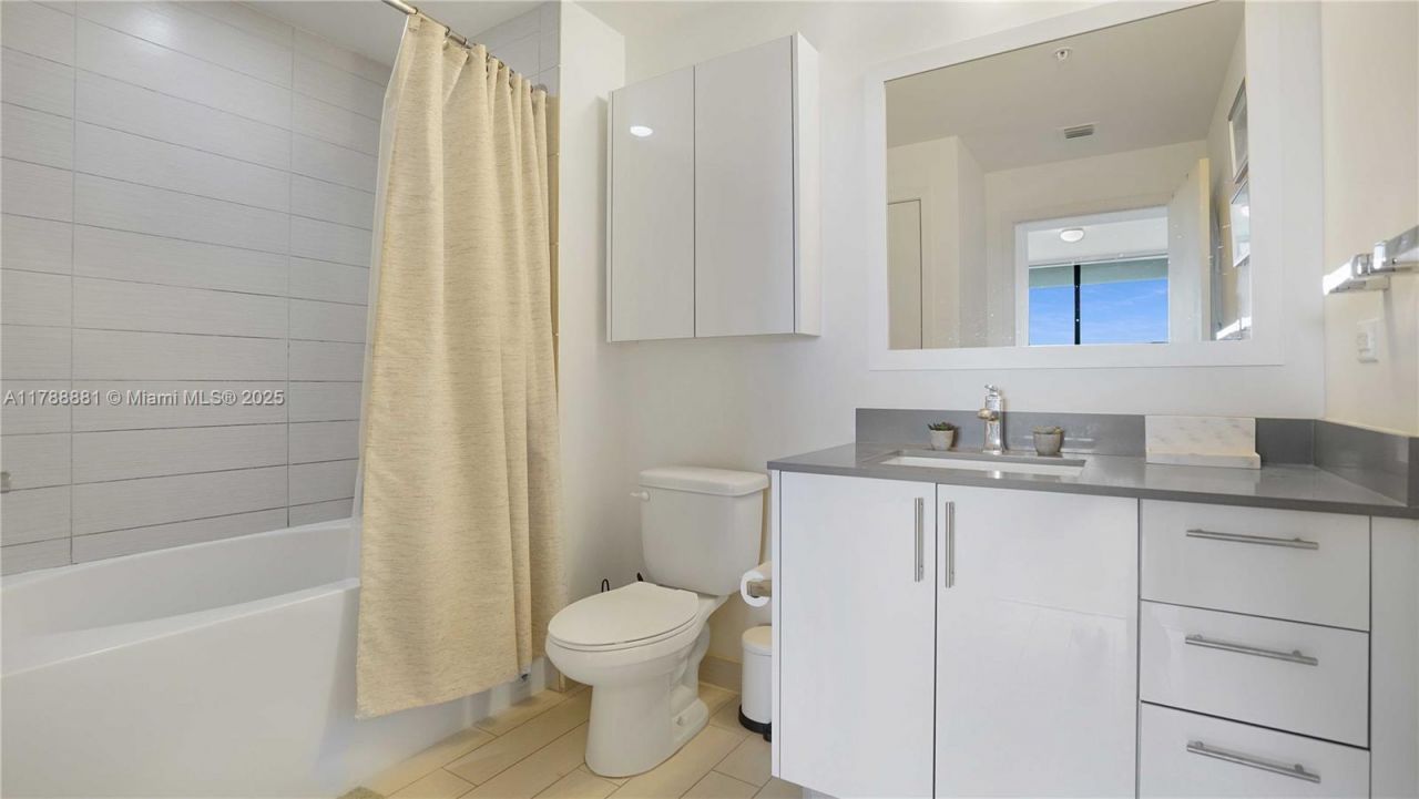 999 SW 1 Ave, Unit 2313, Miami, FL 33131 Photo