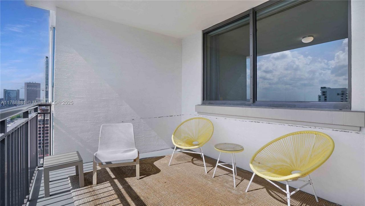 999 SW 1 Ave, Unit 2313, Miami, FL 33131 Photo