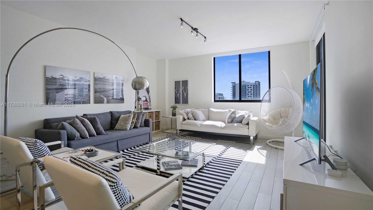 999 SW 1 Ave, Unit 2313, Miami, FL 33131 Photo