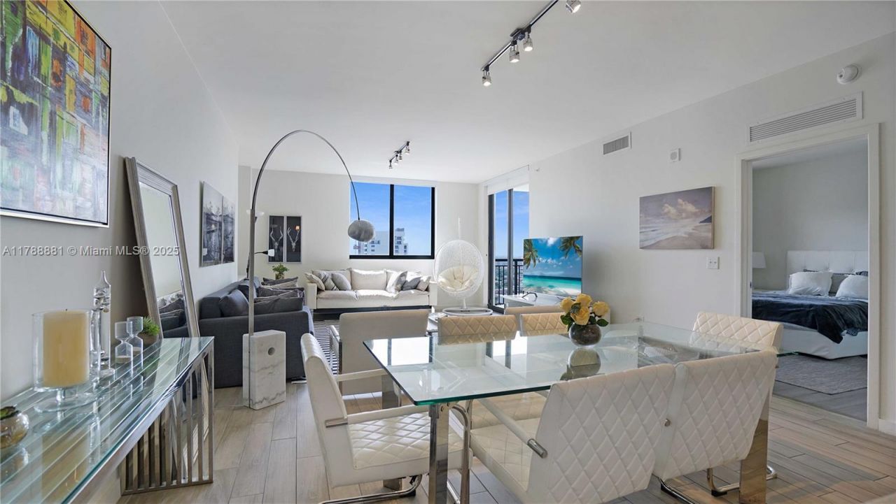 999 SW 1 Ave, Unit 2313, Miami, FL 33131 Photo