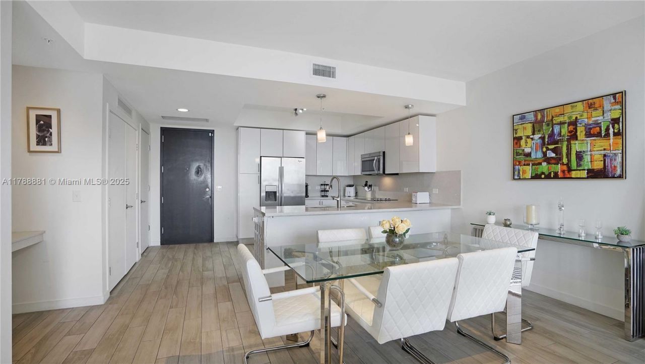 999 SW 1 Ave, Unit 2313, Miami, FL 33131 Photo