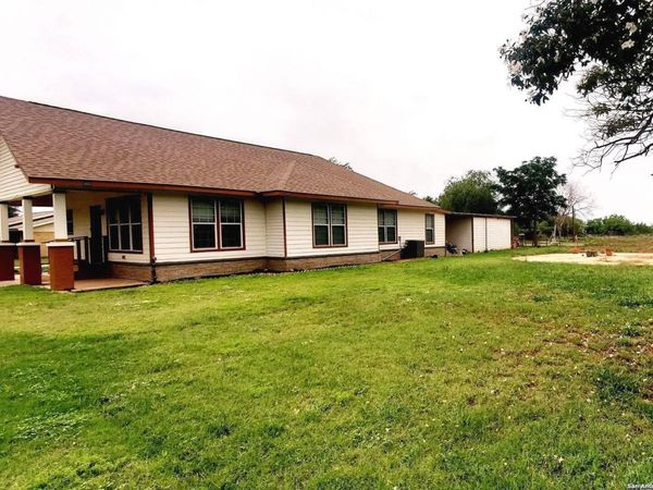 1121 N Oak, Pearsall, TX 78061