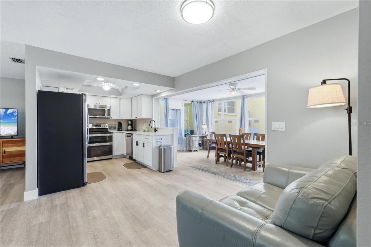 301 Avenida Madera, Unit B, Sarasota, FL 34242 Photo