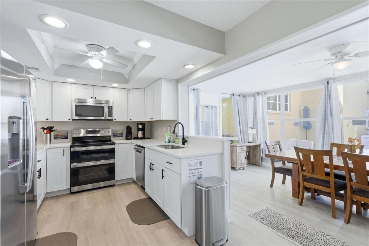 301 Avenida Madera, Unit B, Sarasota, FL 34242 Photo