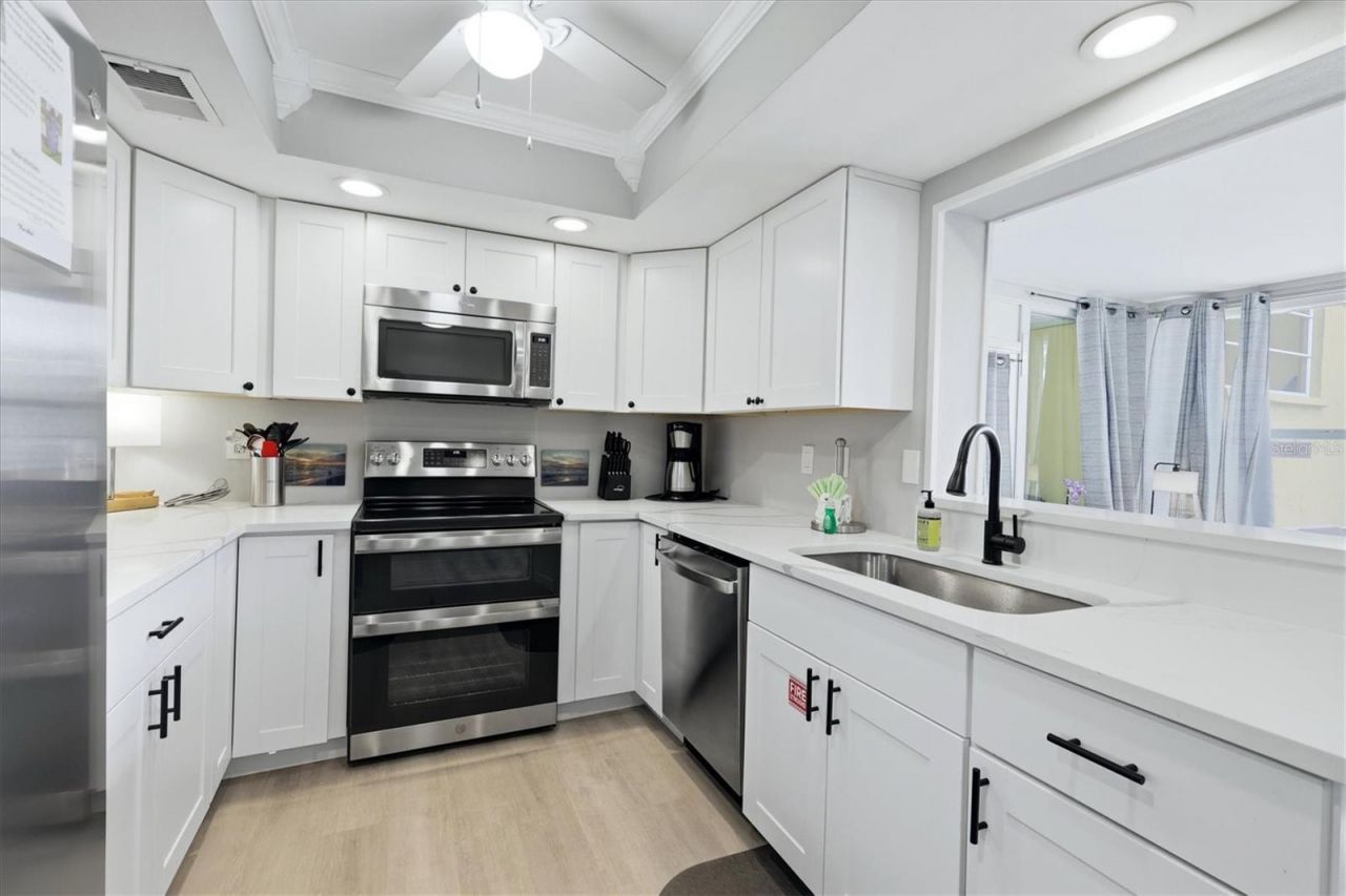 301 Avenida Madera, Unit B, Sarasota, FL 34242 Photo