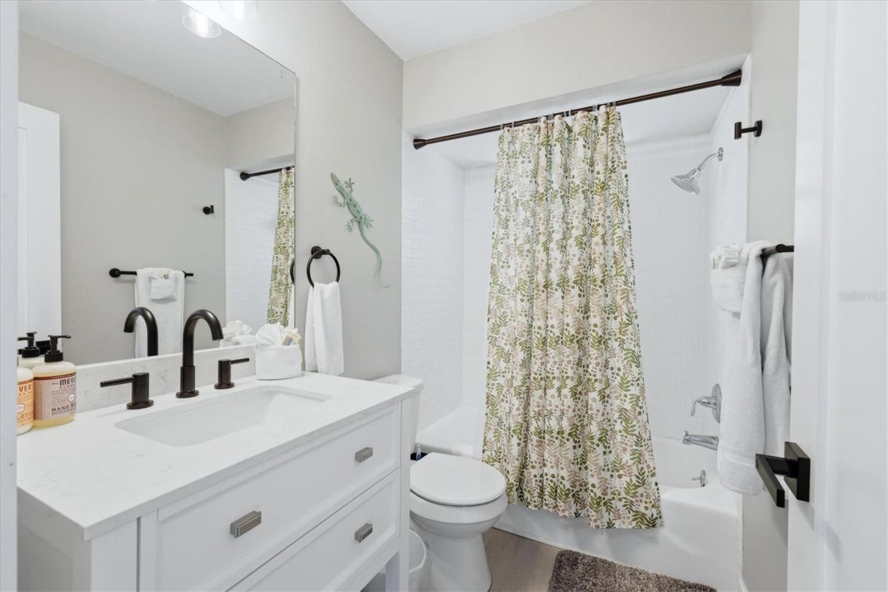 301 Avenida Madera, Unit B, Sarasota, FL 34242 Photo