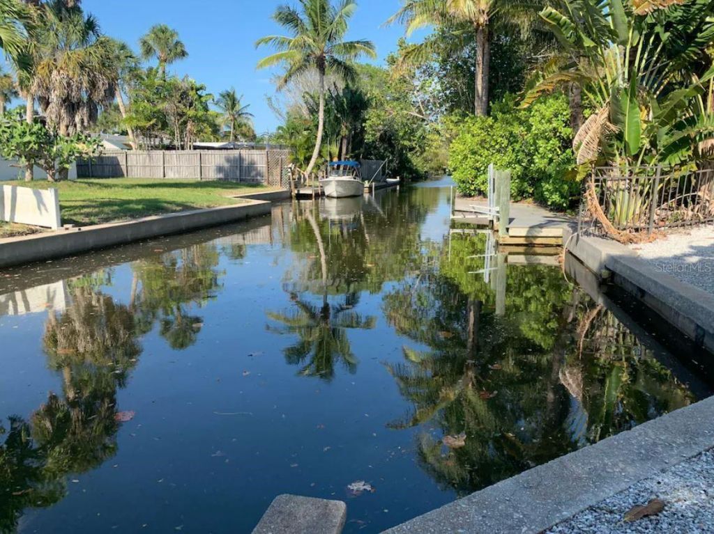 301 Avenida Madera, Unit B, Sarasota, FL 34242 Photo