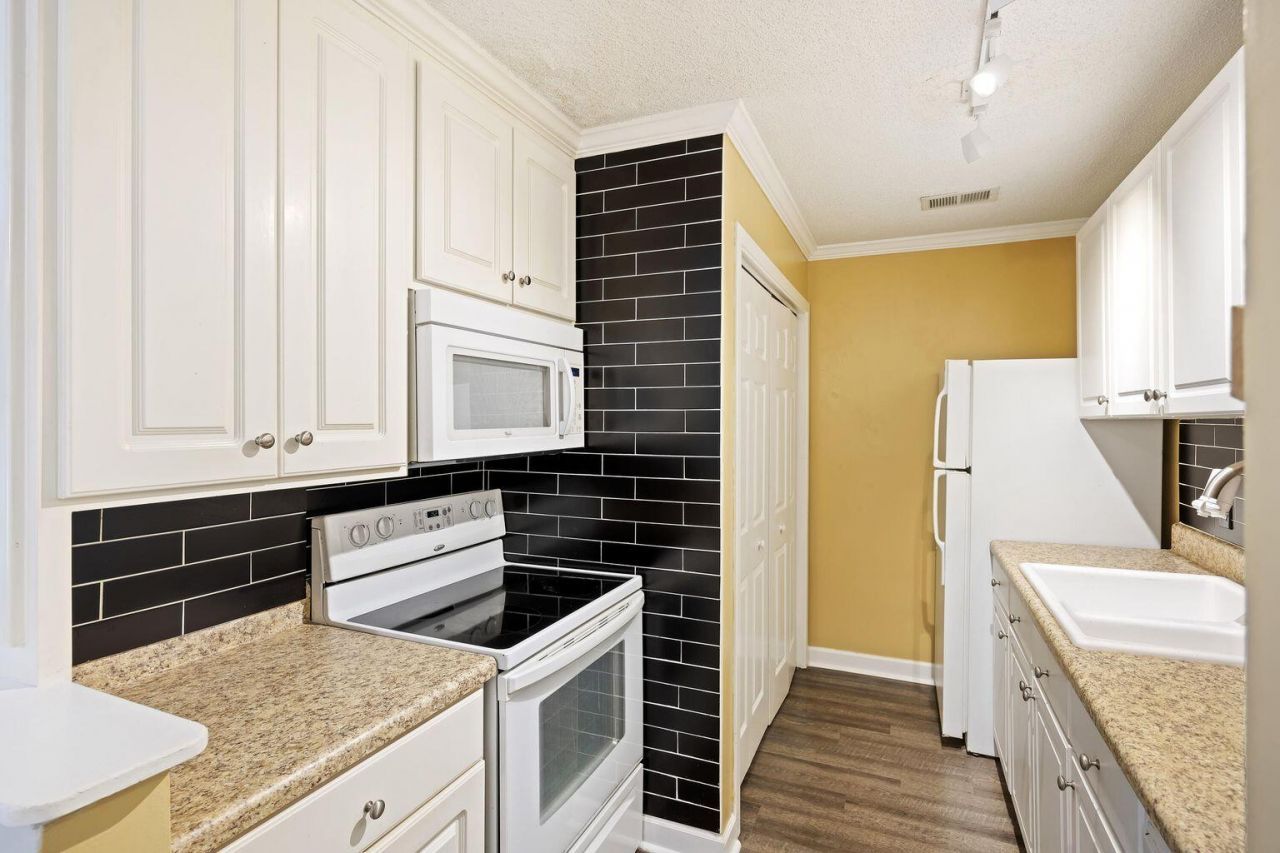 7935 Edgebrook Circle Photo 14