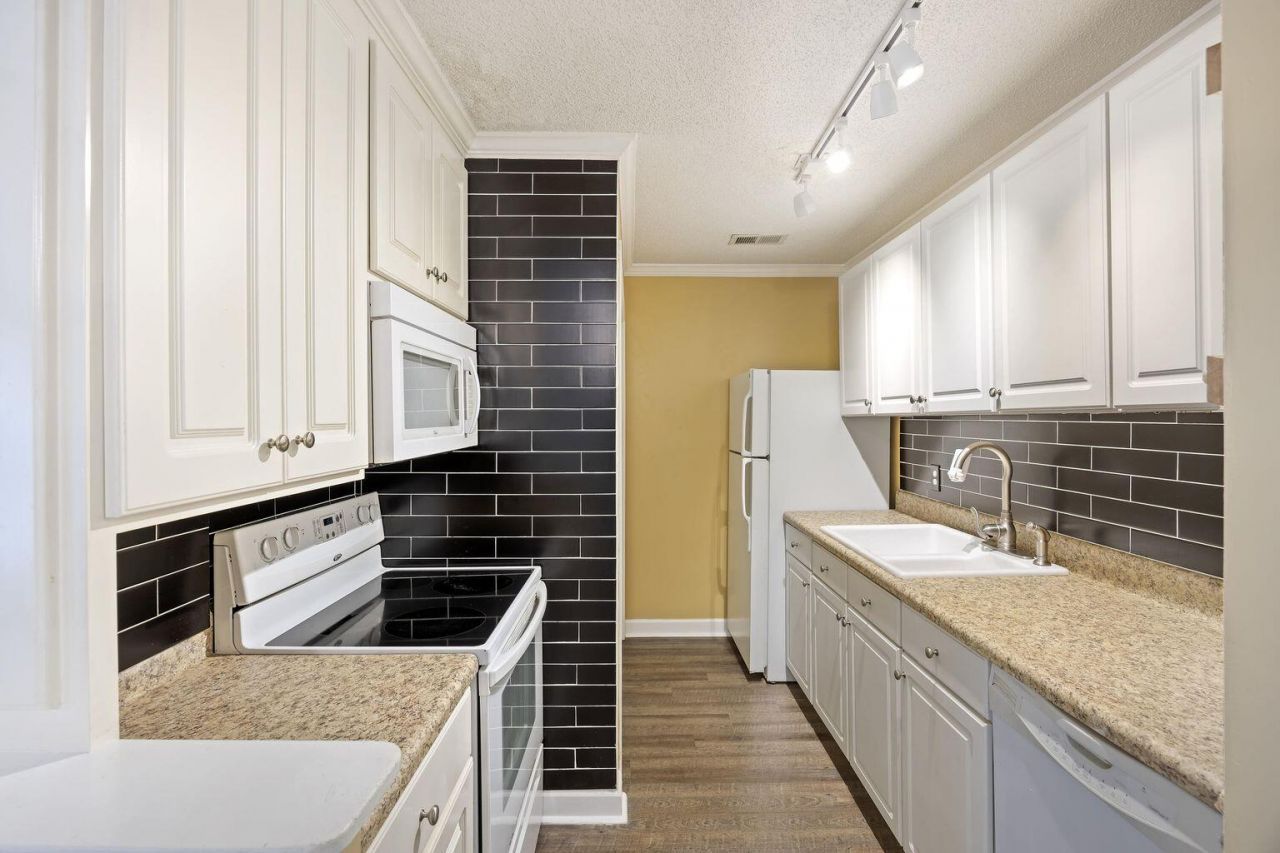 7935 Edgebrook Circle Photo 15