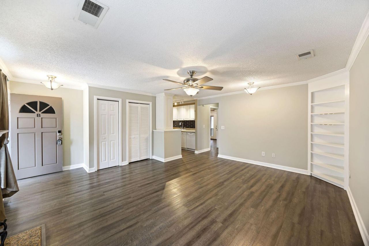 7935 Edgebrook Circle Photo 9