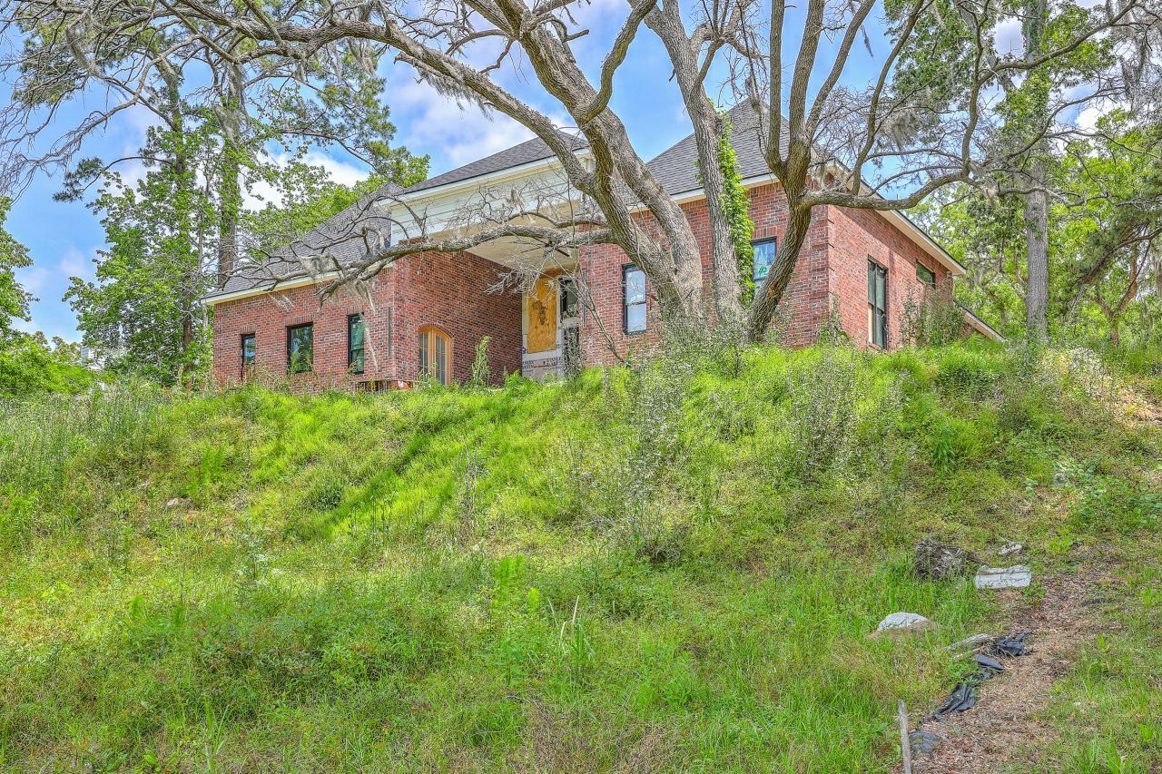 404 Fairington Drive Photo 10