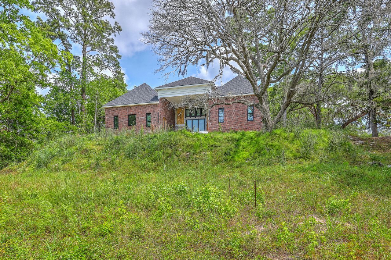 404 Fairington Drive Photo 11