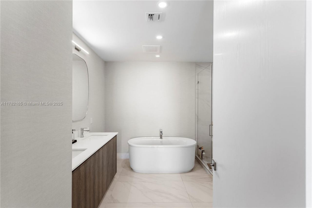 17550 Collins Ave, Unit 1404, Sunny Isles Beach, FL 33160 Photo