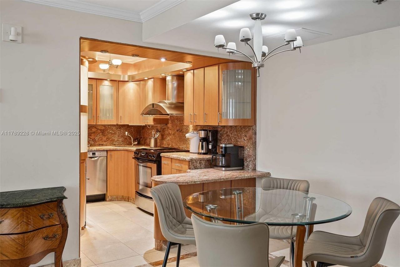 5225 Collins Ave, Unit 1117, Miami Beach, FL 33140 Photo