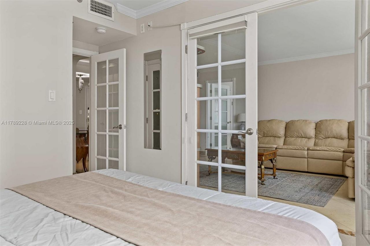 5225 Collins Ave, Unit 1117, Miami Beach, FL 33140 Photo